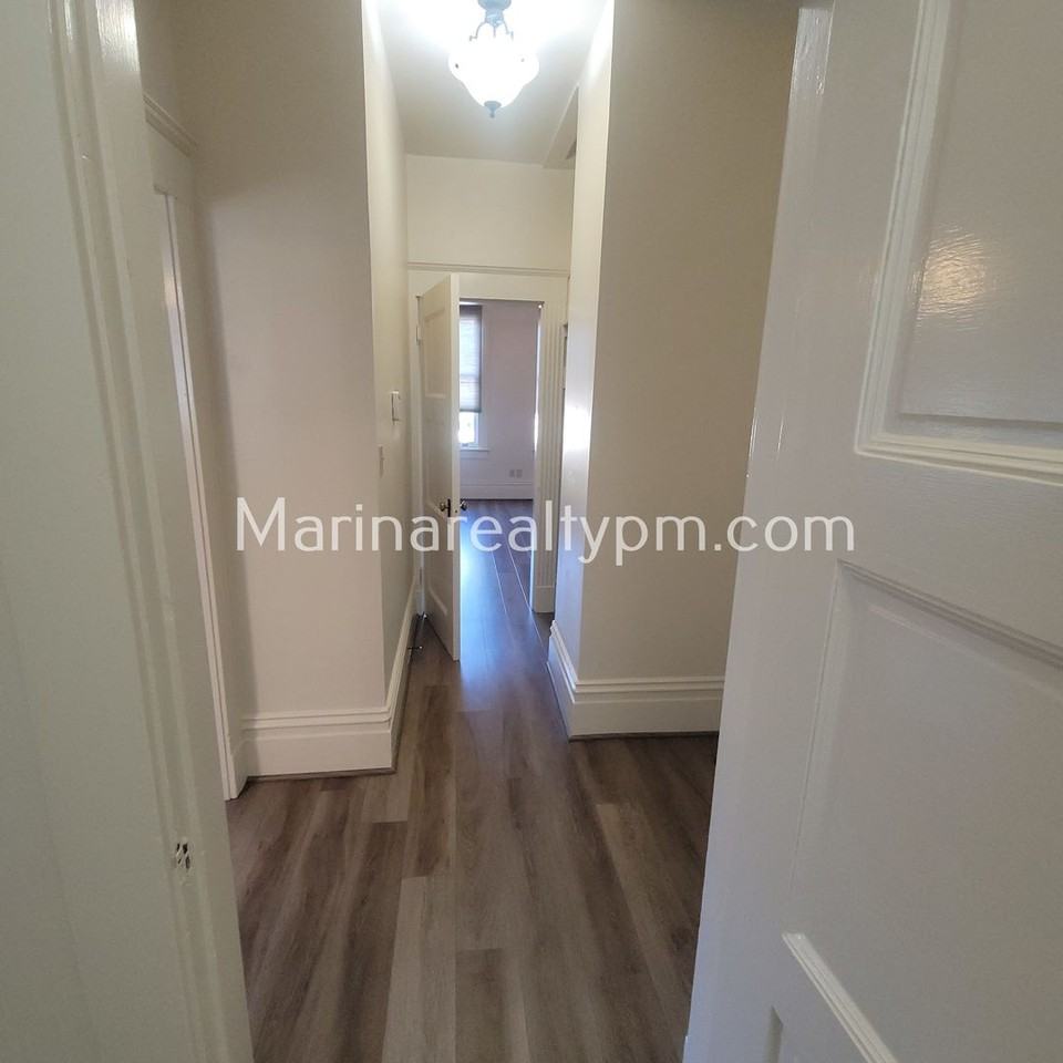 744 York St - Photo 6 of 9