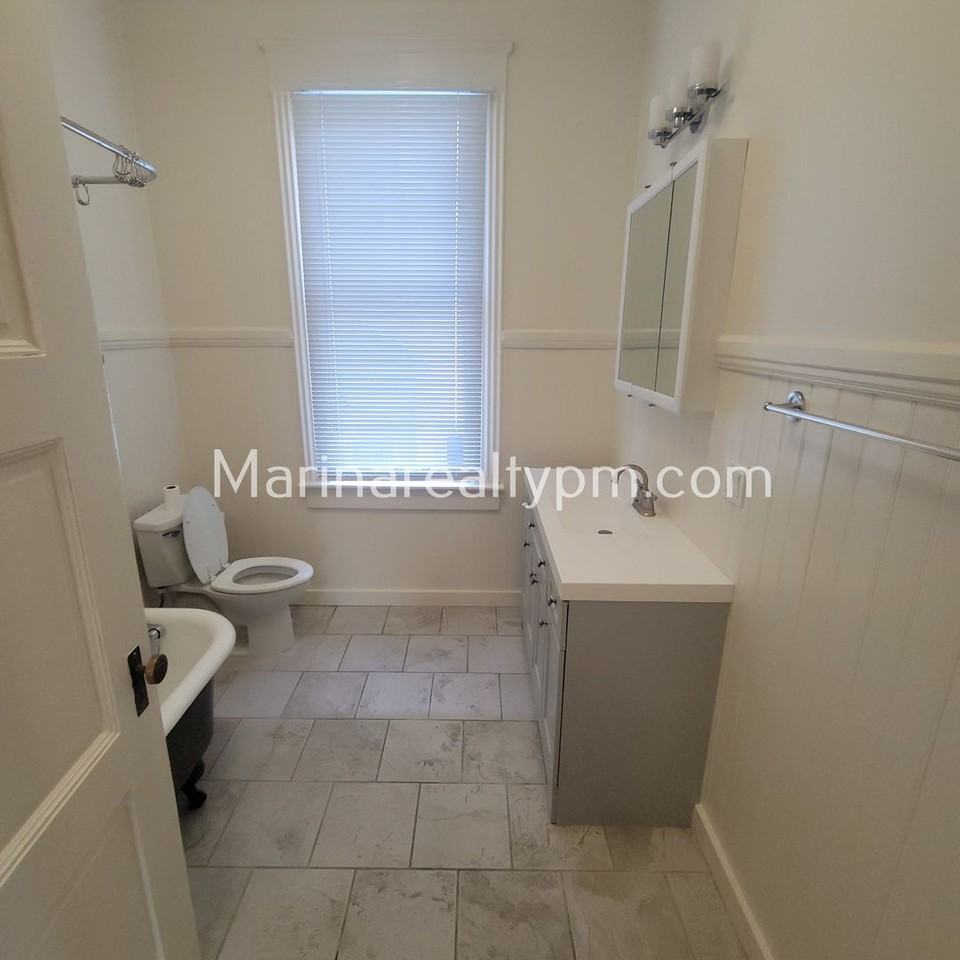 744 York St - Photo 7 of 9