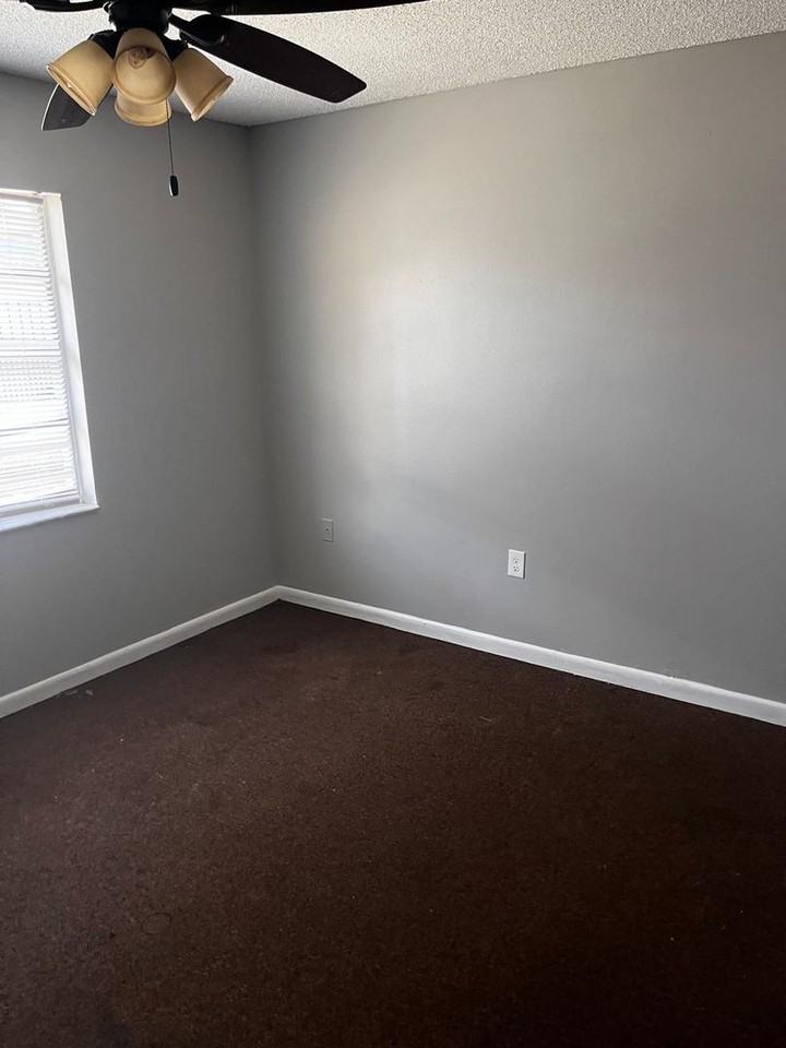 Great location and unbeatable prices - Photo 3 of 11