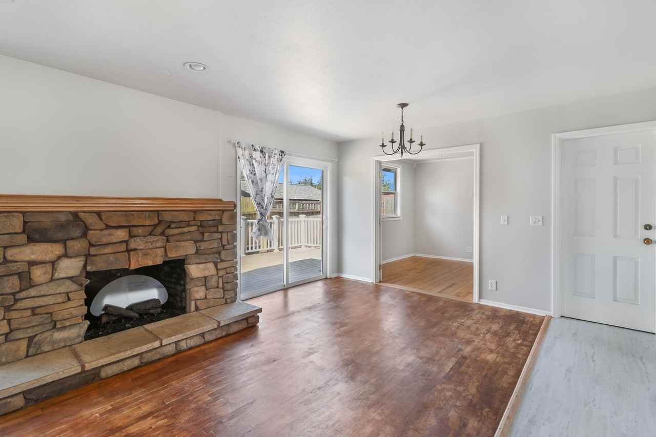 381 Ne Ronhaar St - Photo 3 of 14