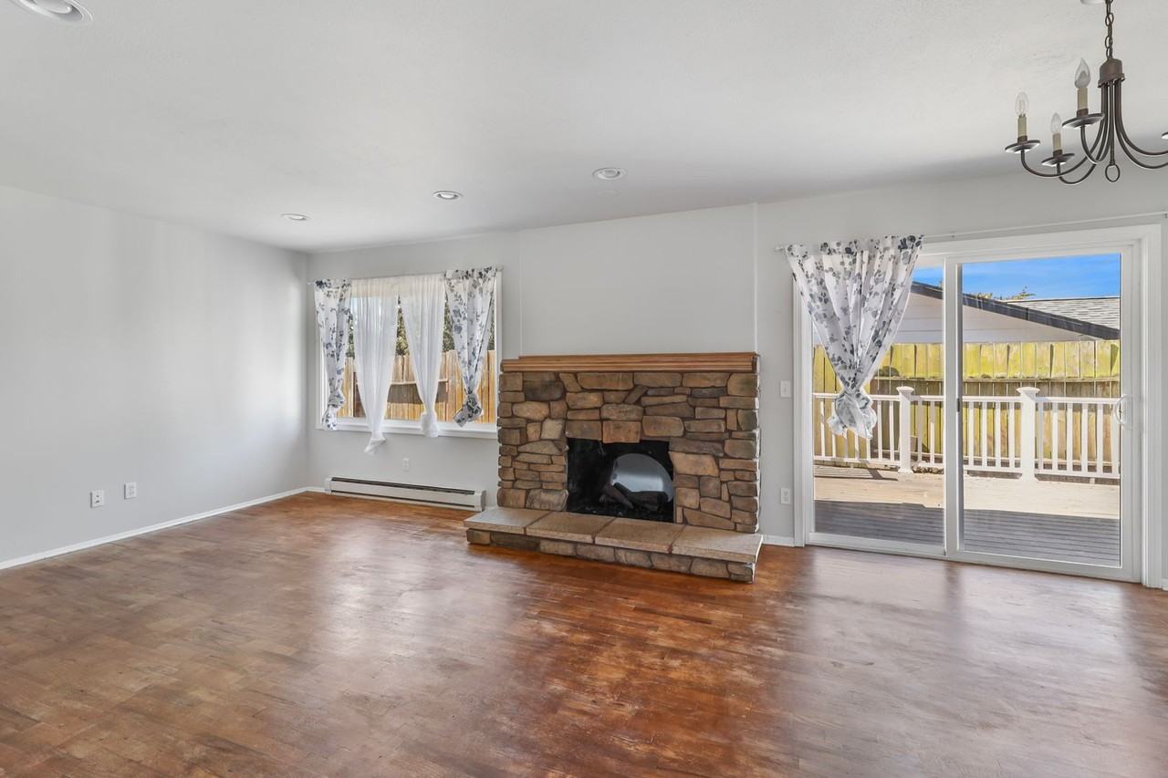 381 Ne Ronhaar St - Photo 4 of 14