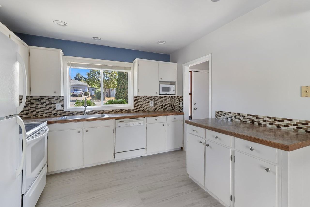 381 Ne Ronhaar St - Photo 5 of 14