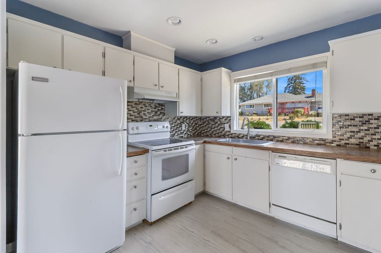 381 Ne Ronhaar St - Photo 7 of 14
