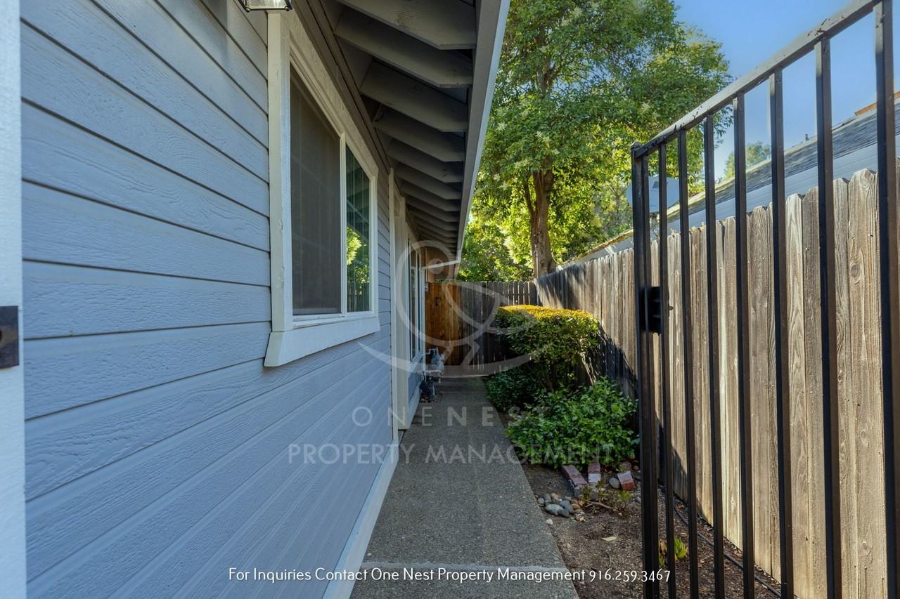 3357 Parkside Dr - Photo 3 of 24