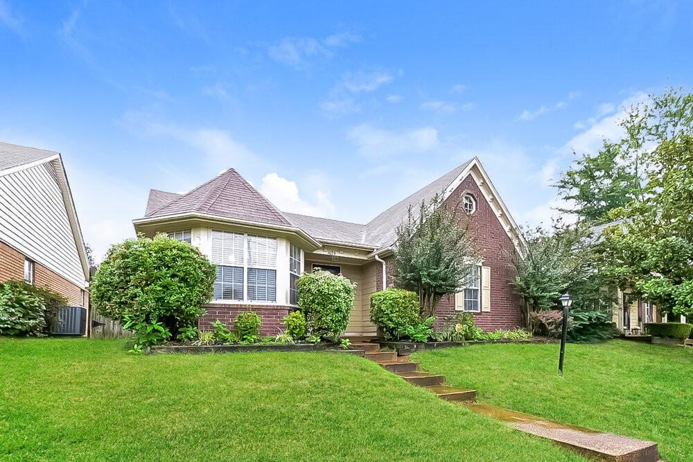 1653 Dexter Ln - Photo 2 of 25