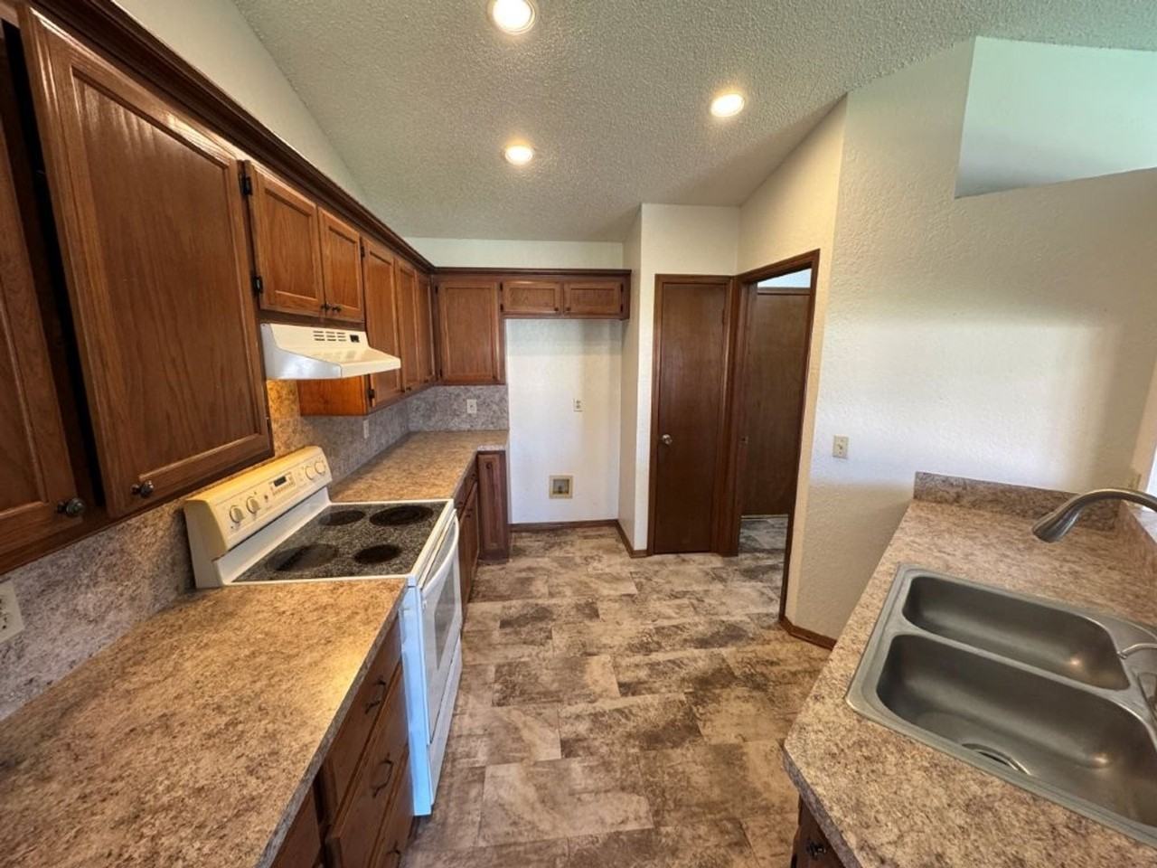 8401 Woodhue Dr - Photo 3 of 15