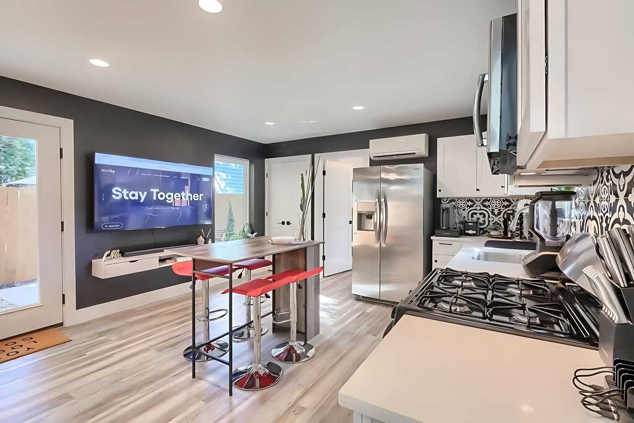 1503 E 3rd St #1026400P - Photo 5 of 19