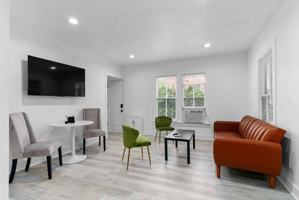 featured image of 412 E Harwood St