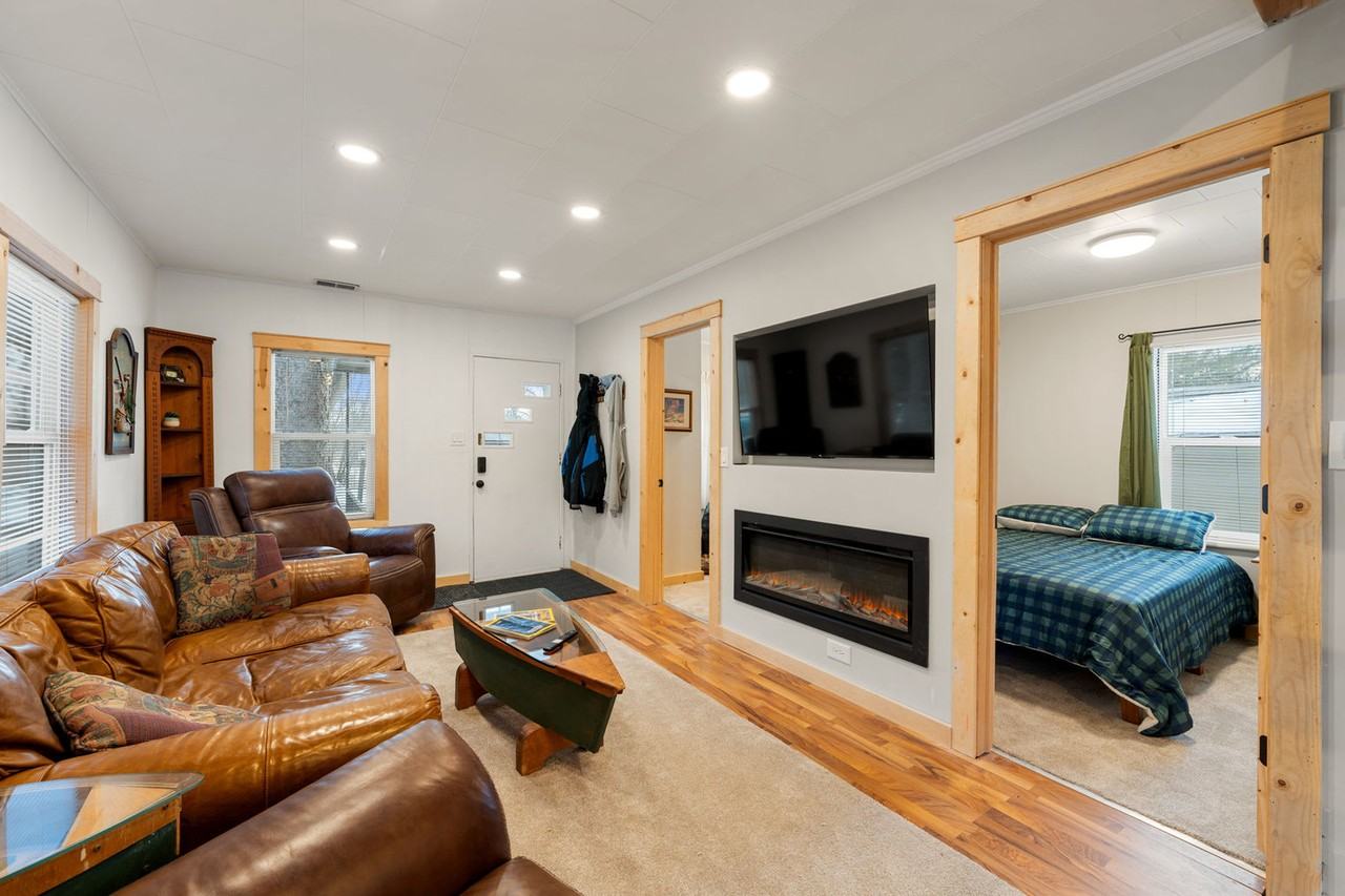 306 Waverly St #1244943P - Photo 3 of 42