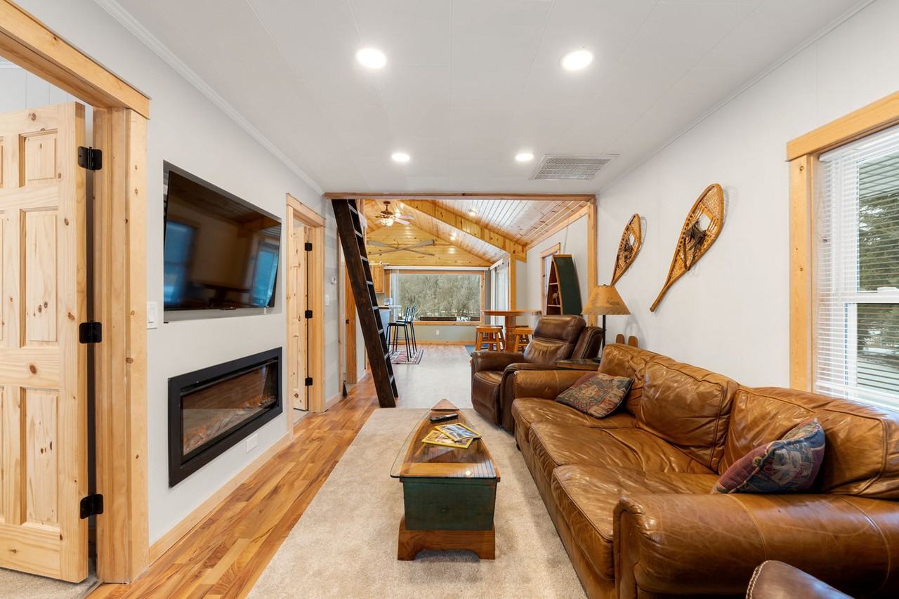 306 Waverly St #1244943P - Photo 4 of 42