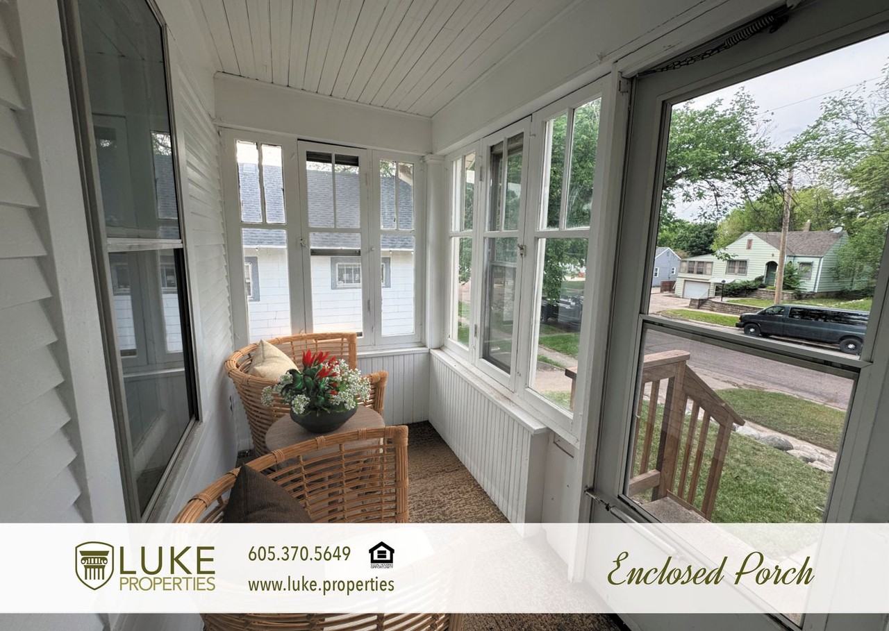 607 W 1st St - Photo 2 of 15