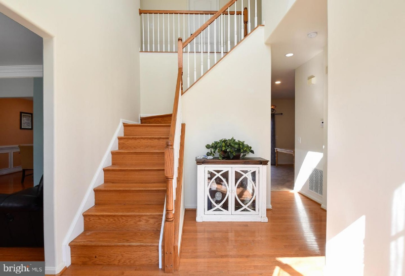 542 Windermere Dr - Photo 4 of 9