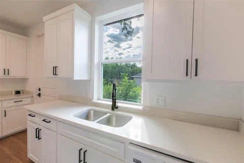 1705 Sycamore St - Photo 6 of 18