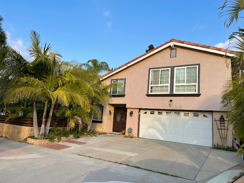 2817 S Center St - Photo 4 of 10