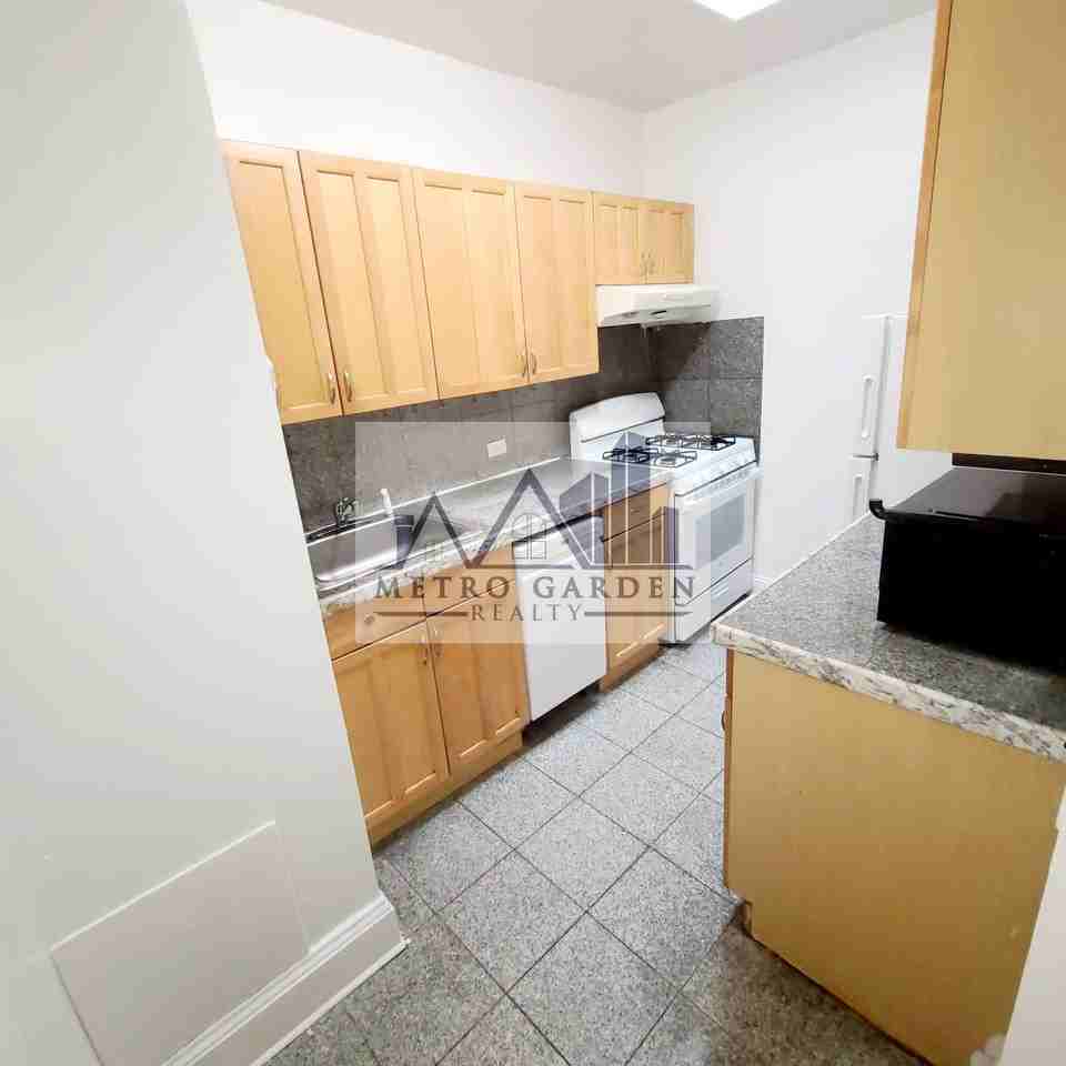 72-38 Yellowstone Boulevard #2 - Photo 6 of 20