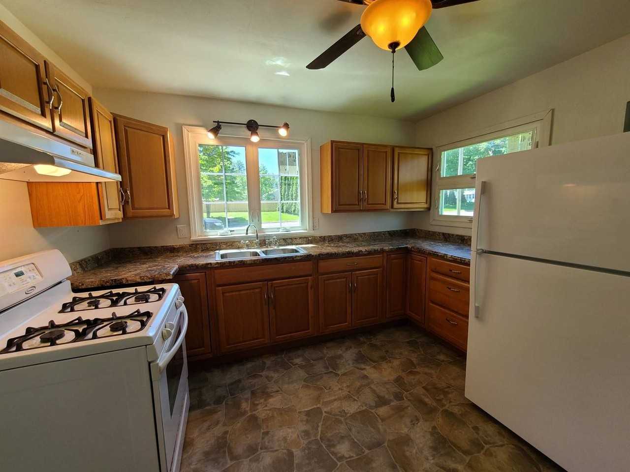 421 Humphrey St - Photo 2 of 9