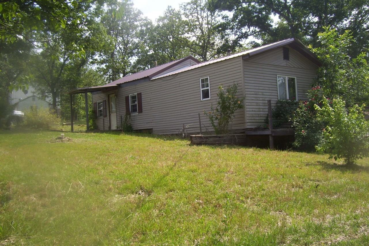 1383 Parkway Dr - Photo 2 of 6