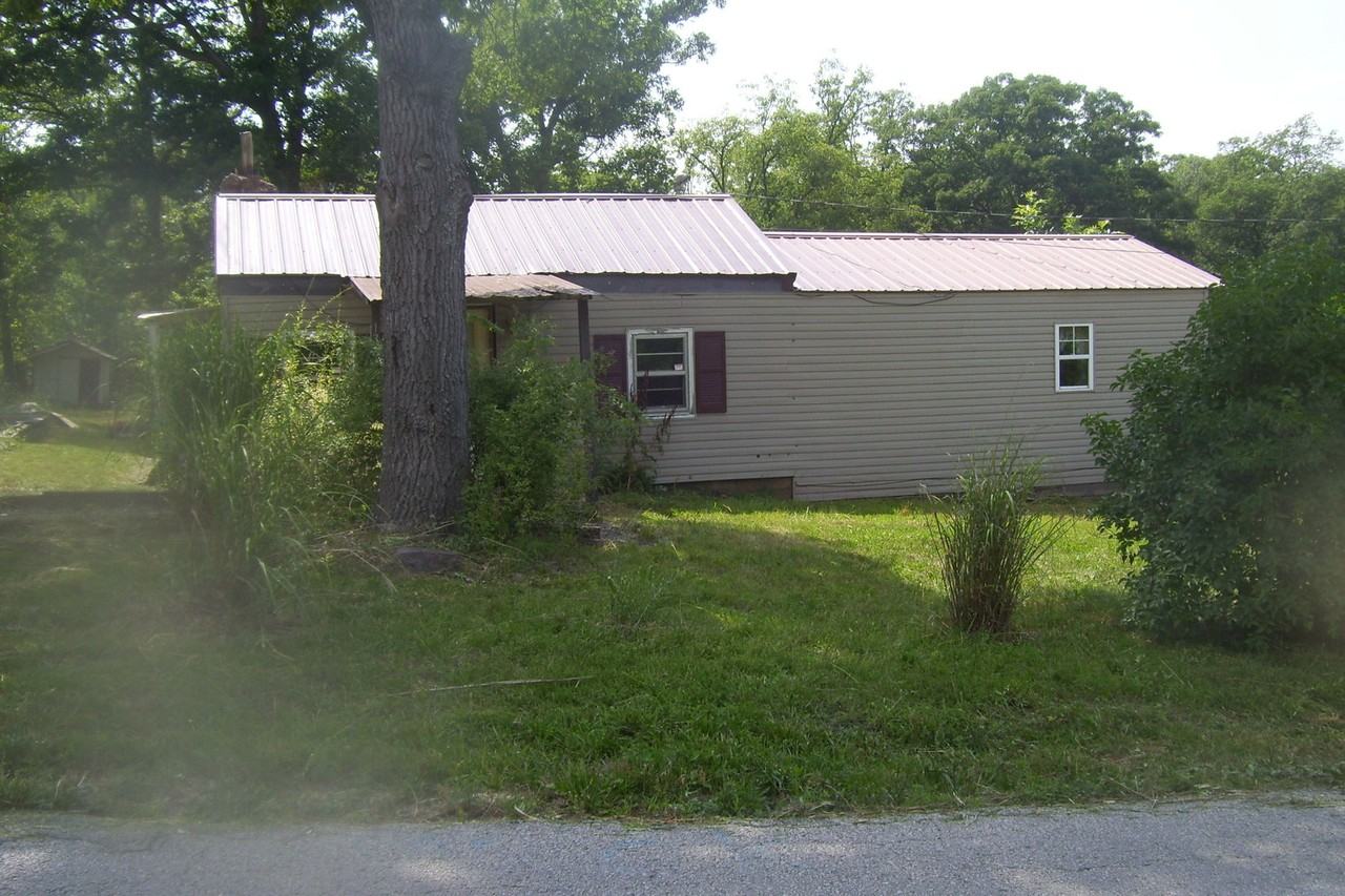 1383 Parkway Dr - Photo 3 of 6