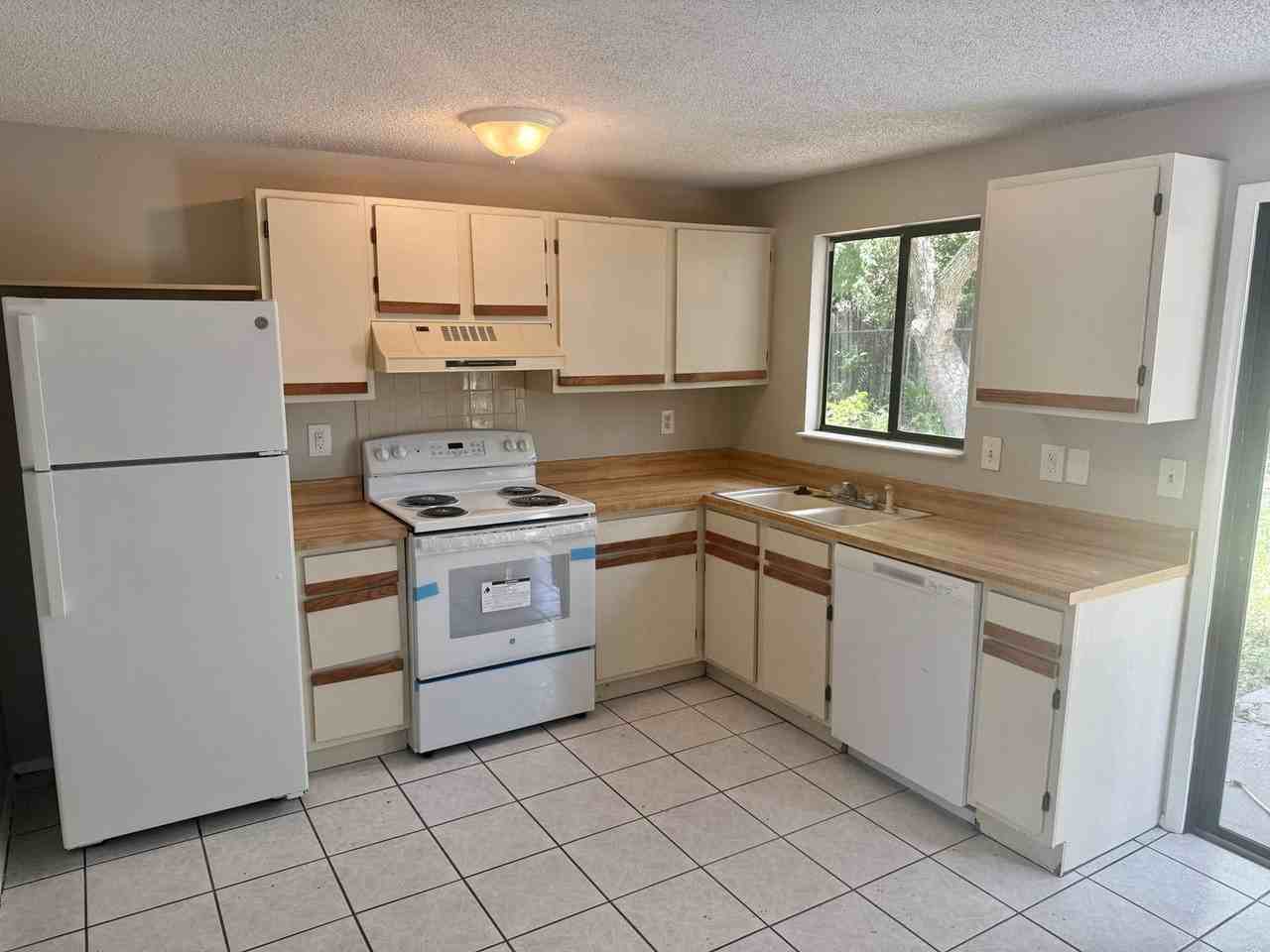 7510 Breezewood Ct - Photo 3 of 22