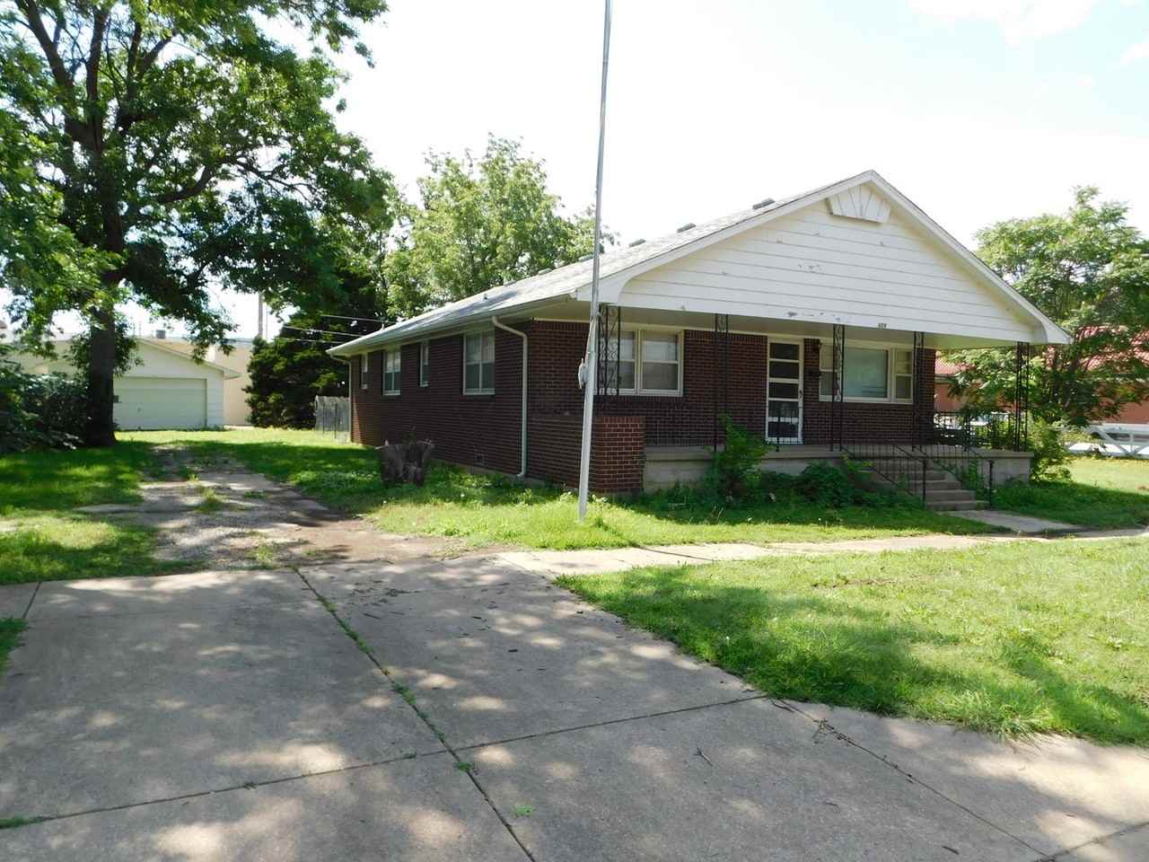 609 N School St - Photo 2 of 19