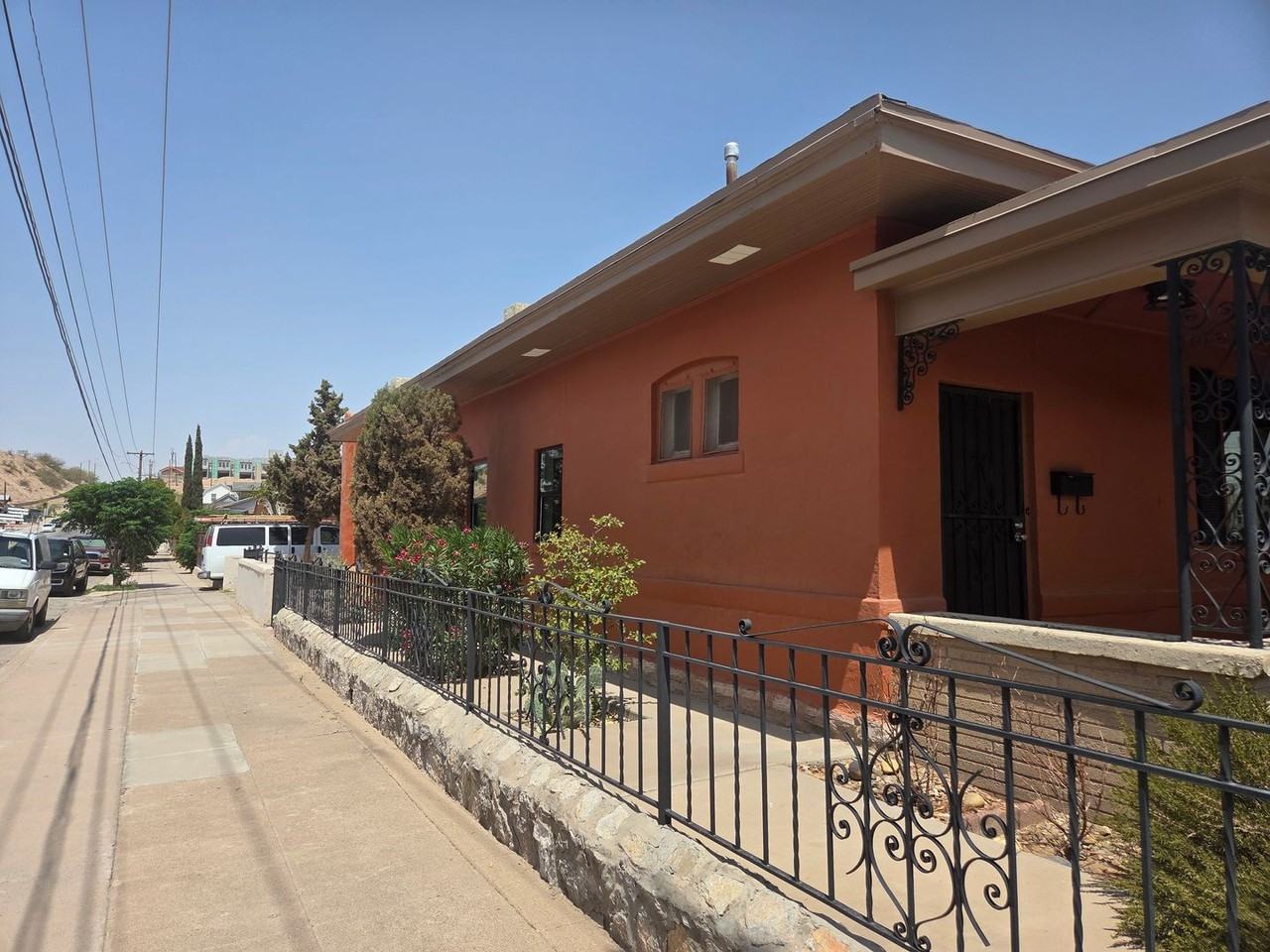 1018 Brown St - Photo 2 of 13