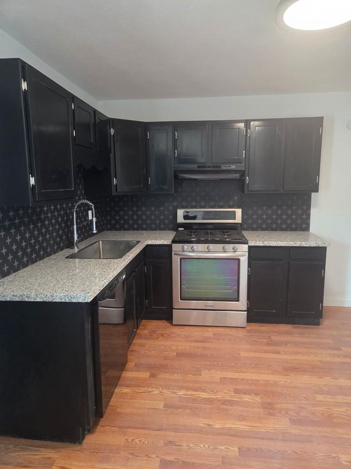 1018 Brown St - Photo 3 of 13