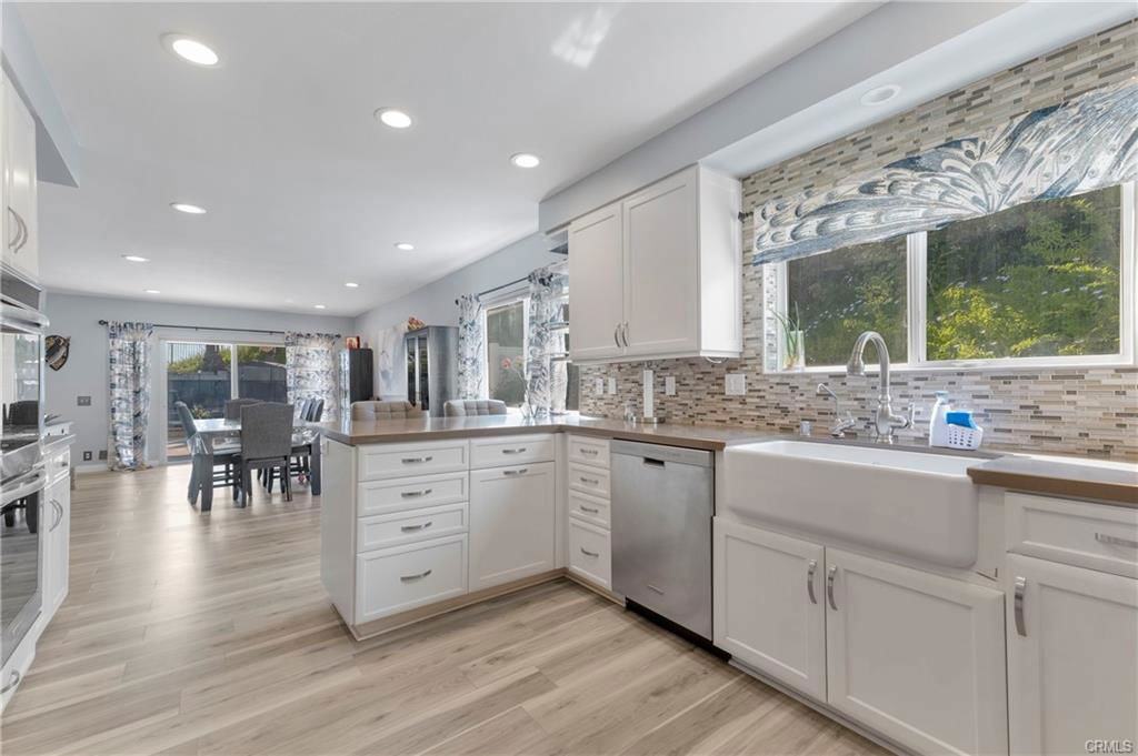 17426 Flanders St - Photo 2 of 8