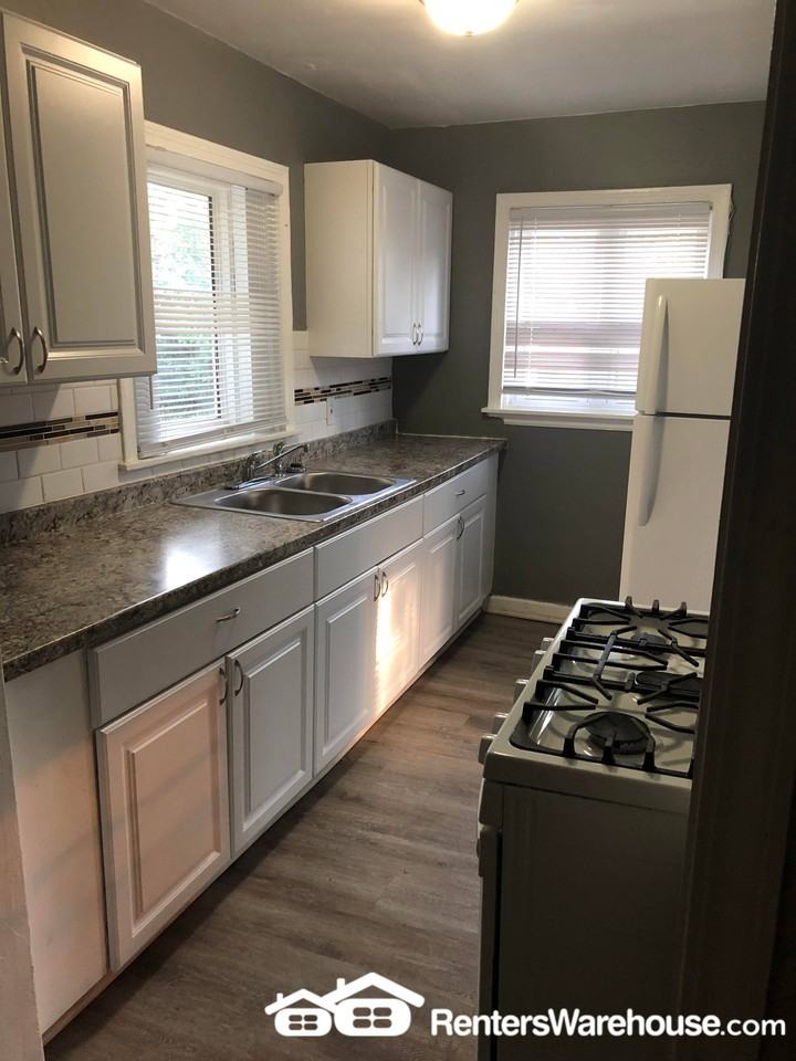 6133 Walrond Ave - Photo 3 of 9