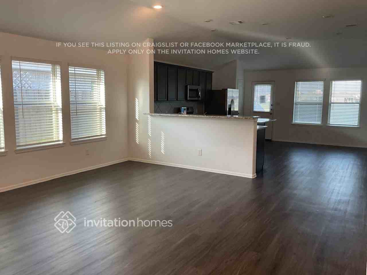 445 Pecan Landing Ln - Photo 3 of 16