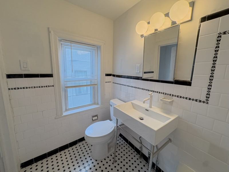 1223 N Franklin St - Photo 4 of 24