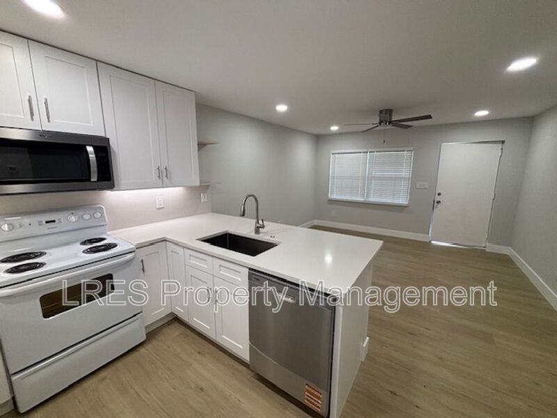 1031 Columbia Ave #C - Photo 6 of 16