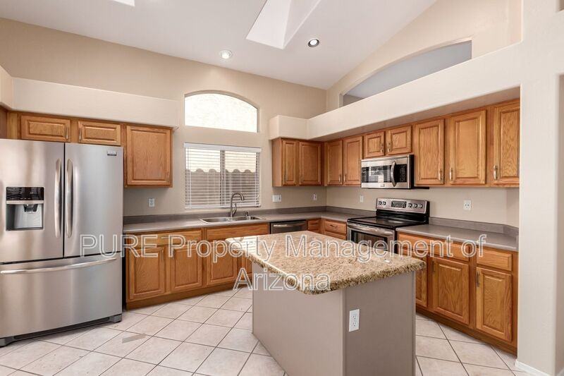 10652 W Coronado Rd - Photo 4 of 17