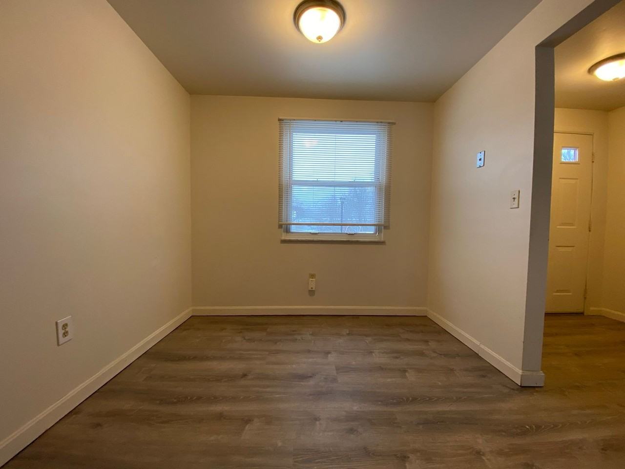 733 Hemlock Sq - Photo 2 of 9