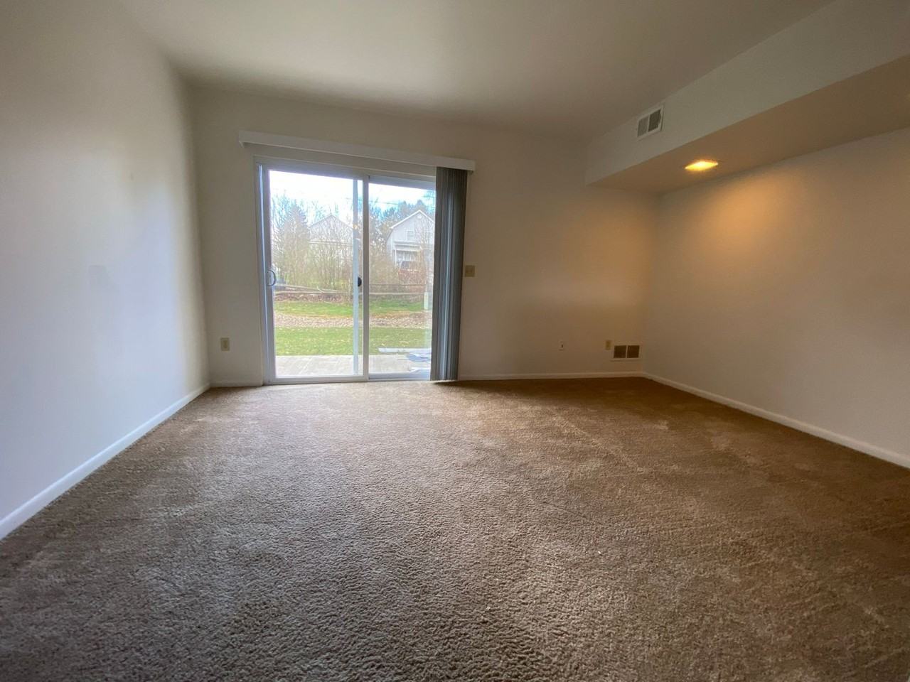 733 Hemlock Sq - Photo 3 of 9