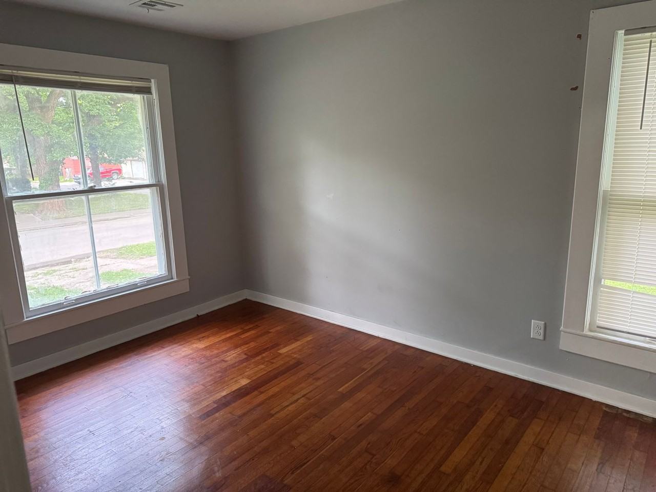 834 N Sycamore St - Photo 3 of 13