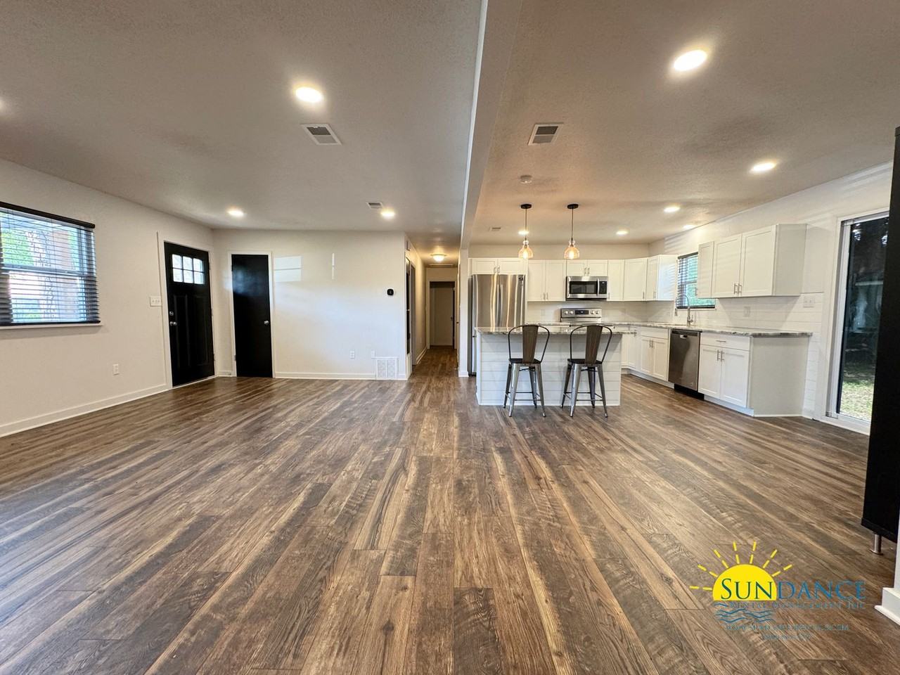 213 California Dr Ne - Photo 3 of 29