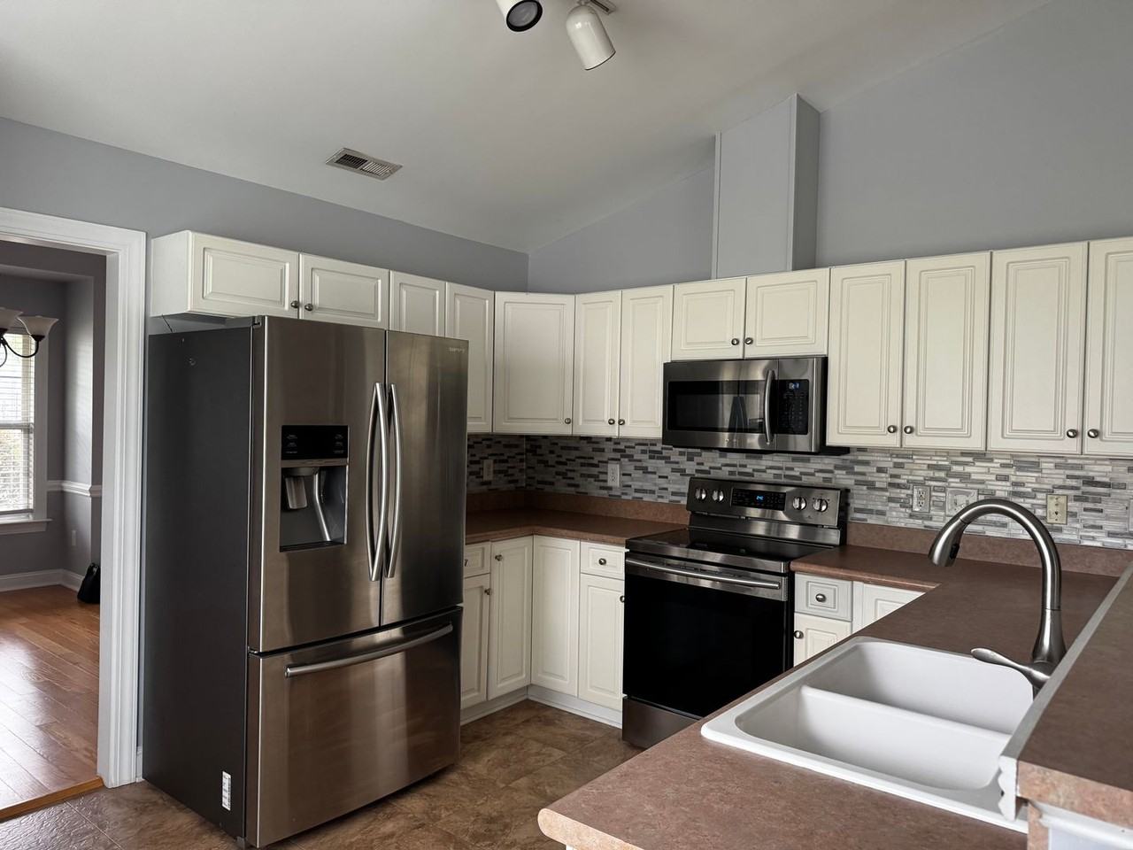 100 Jubilee Pl - Photo 3 of 21