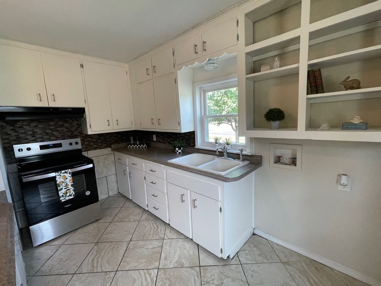 4001 S Hughes St - Photo 2 of 9