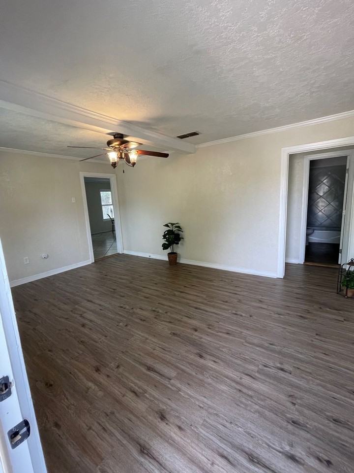 4001 S Hughes St - Photo 4 of 9