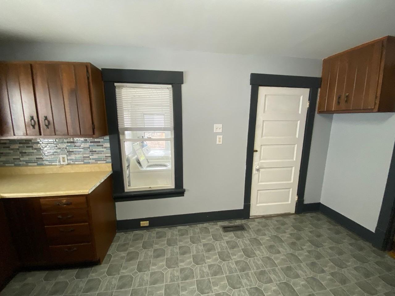 1427 S Washington St - Photo 5 of 21