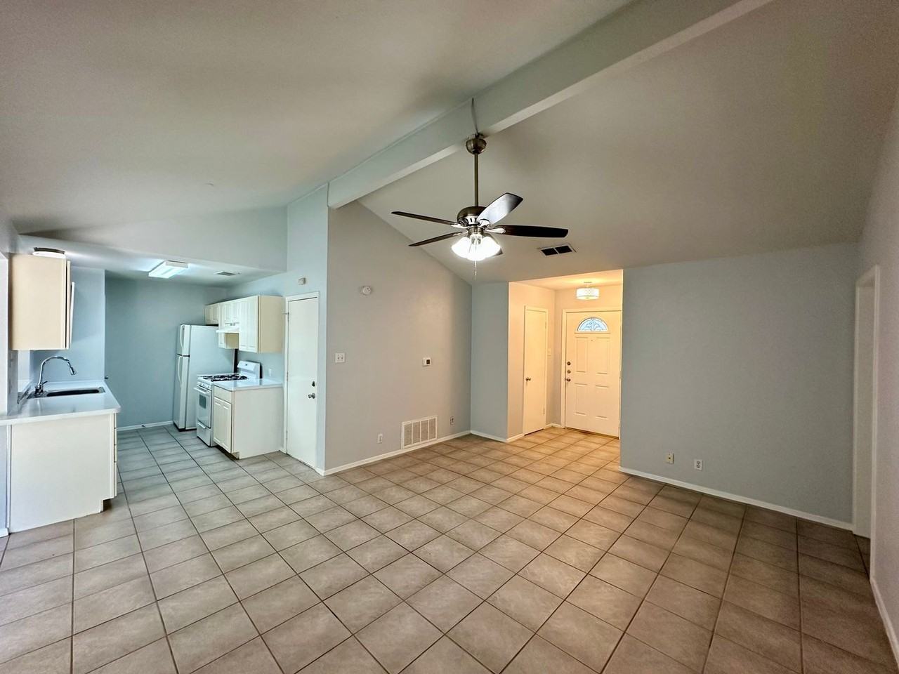 301 Craigmont Dr - Photo 3 of 15