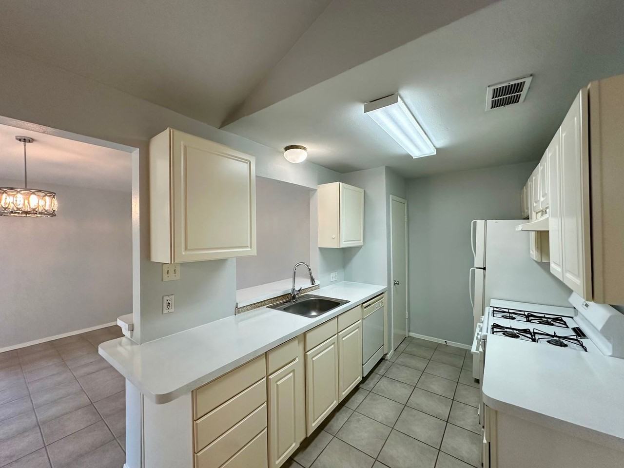 301 Craigmont Dr - Photo 4 of 15