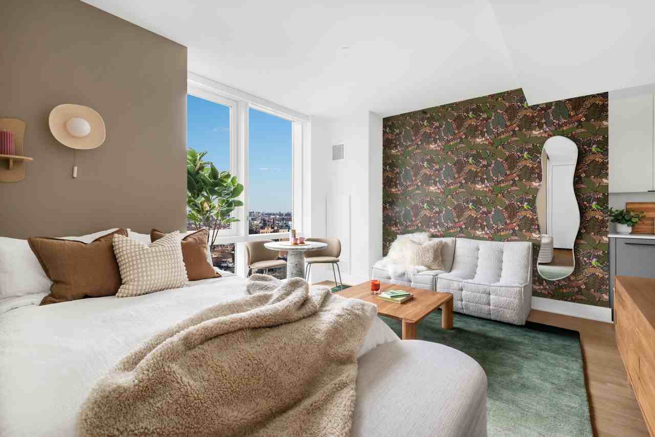 The Everly - Photo 6 of 15