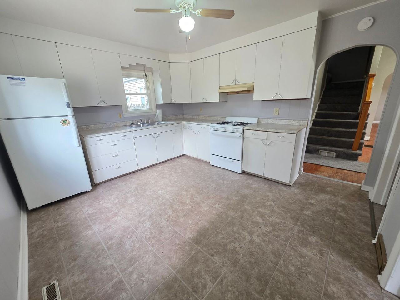 1711 Lincoln St - Photo 2 of 20