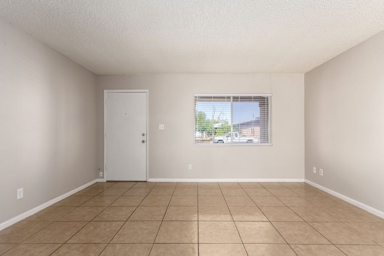 17629 N 8th Ave - Photo 5 of 26