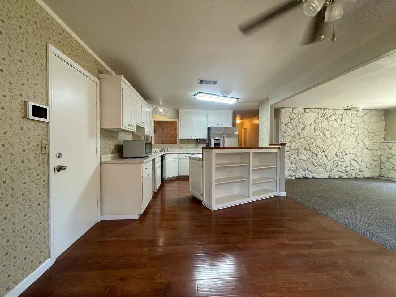 1884 Southwood Drive - Photo 4 of 34