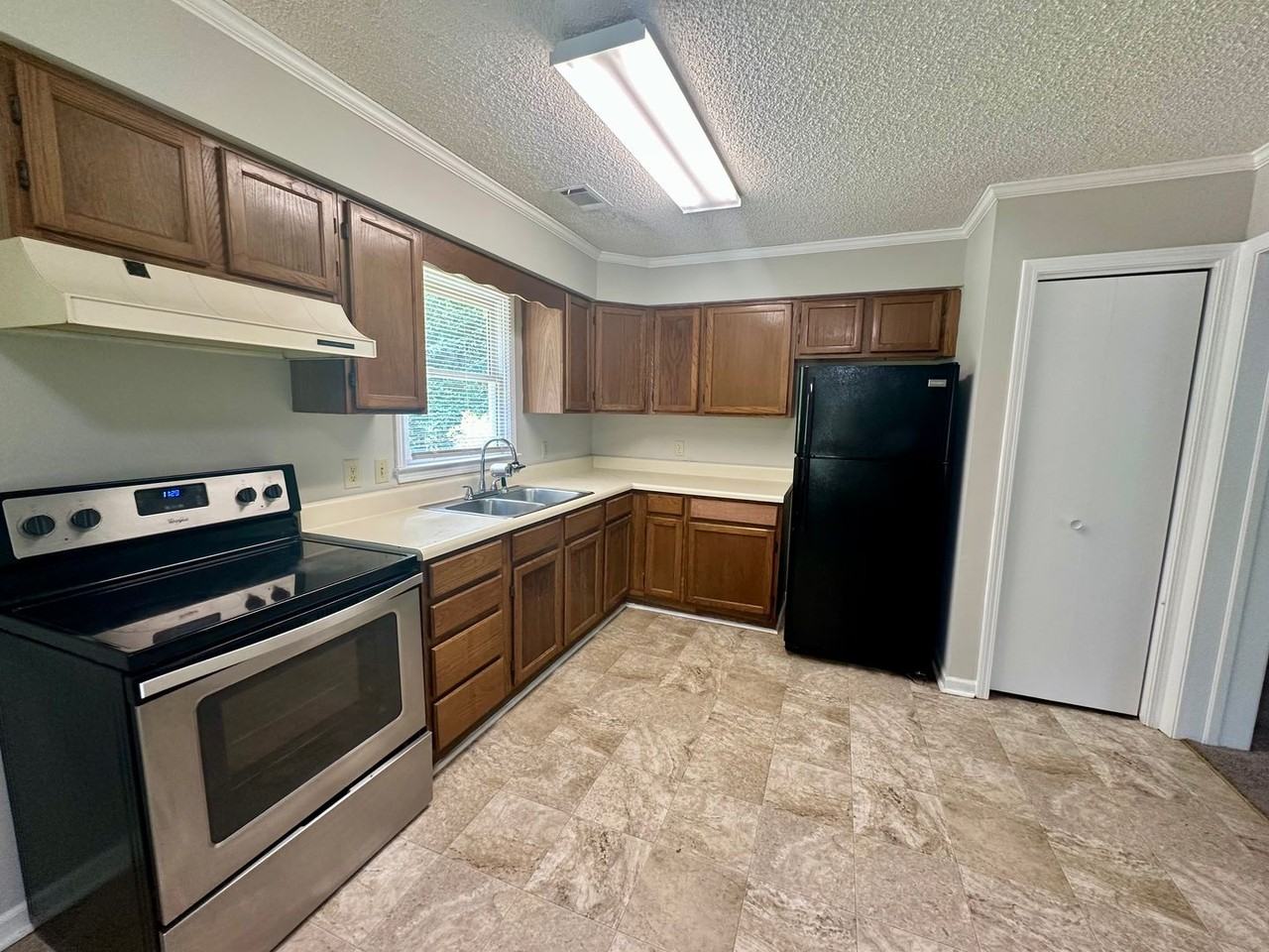 1225 Coffey St - Photo 4 of 10