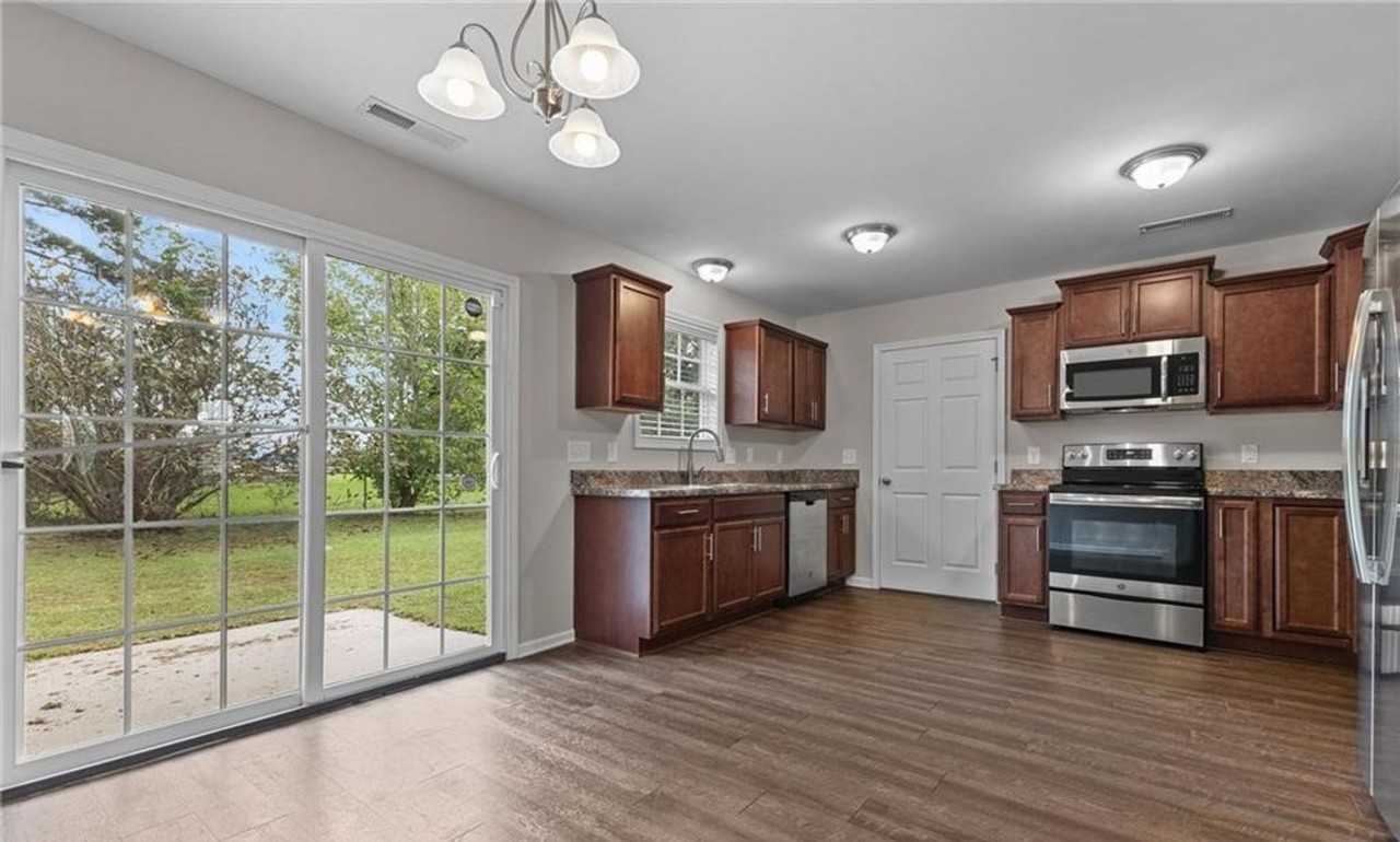 1595 Rossmore Dr - Photo 4 of 26