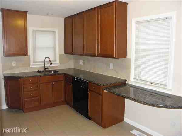 17269 Redwood Ct - Photo 2 of 15