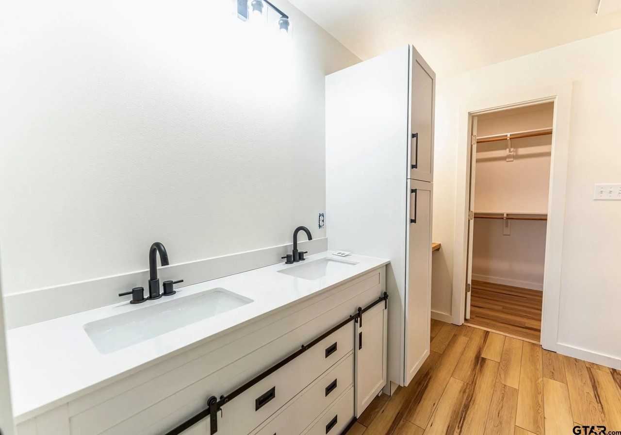 1045 Jackson St N #NA - Photo 4 of 11